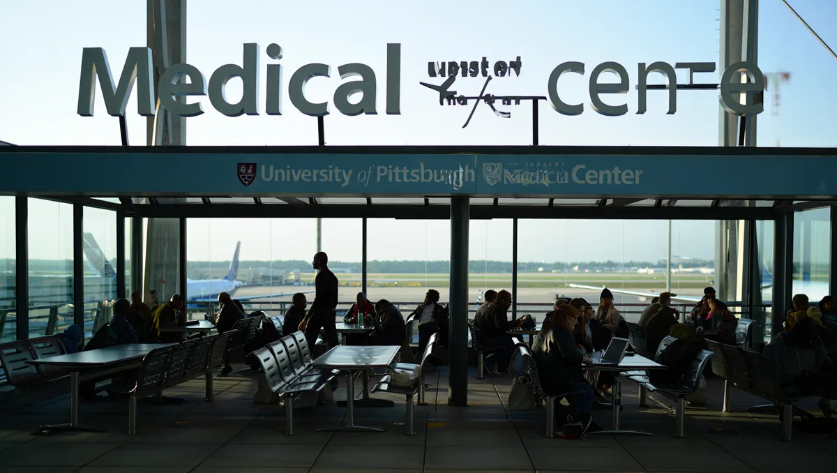 Un parrainage médical et une place dans les classements — La terrasse porte le nom de son sponsor, le University of Pittsburgh Medical Center — une rareté dans le paysage aéroportuaire où ce type de mécénat reste peu courant. Les trois