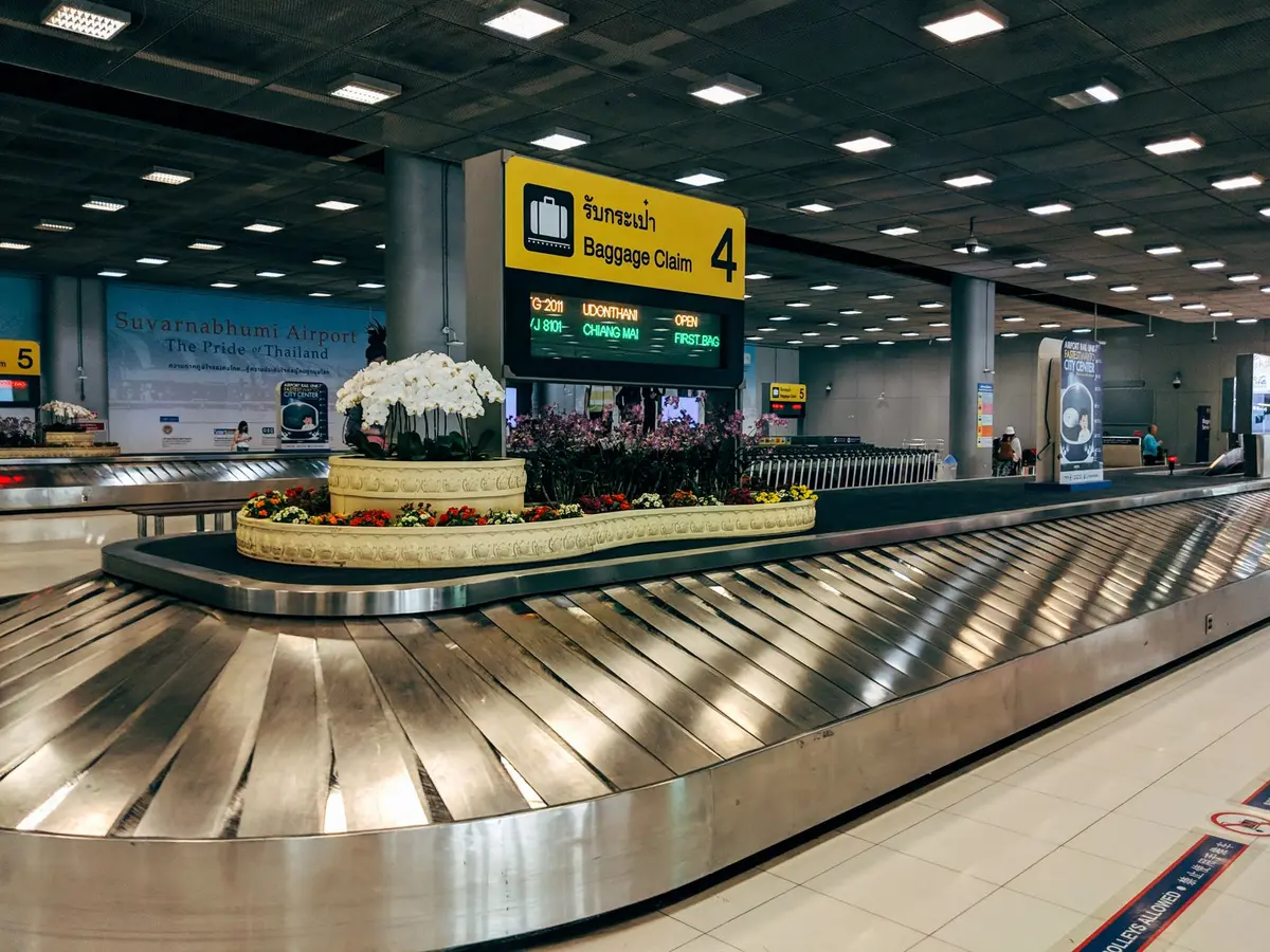 Carrousel de récupération de bagages dans un terminal d'aéroport moderne