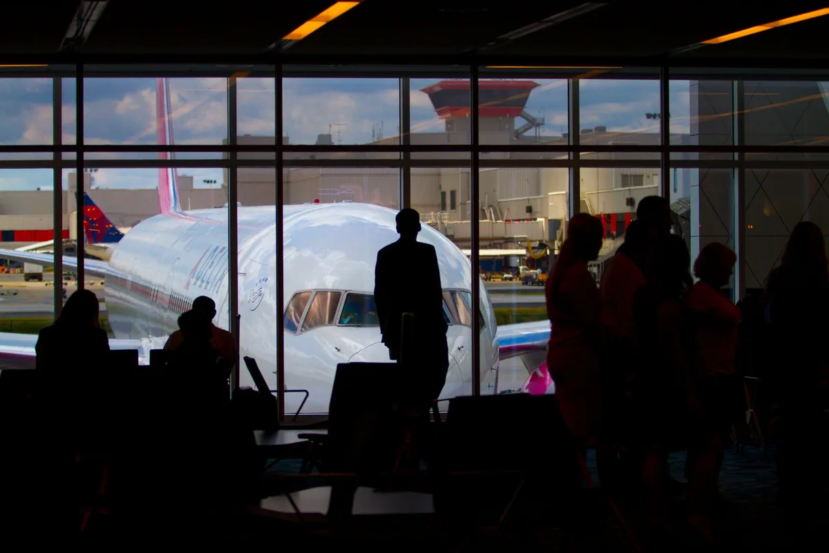 Avion Southwest Airlines à la porte d'embarquement d'un aéroport