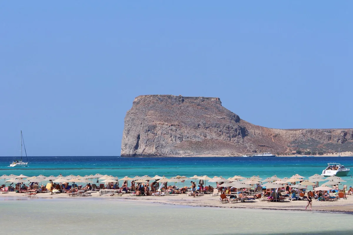 Plage de Crète bondée en haute saison estivale