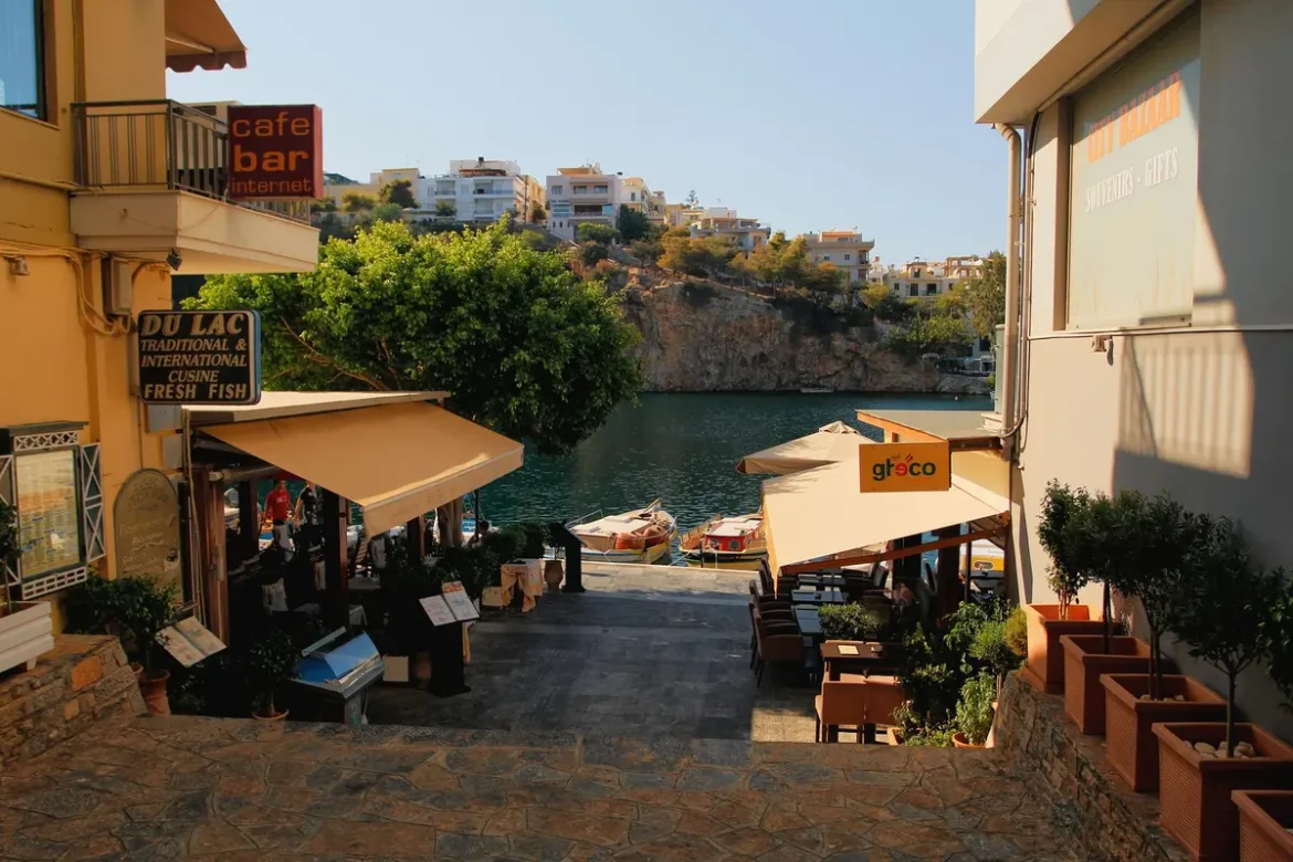 Petite rue blanche typique de Crète avec vue sur la mer en arrière-plan