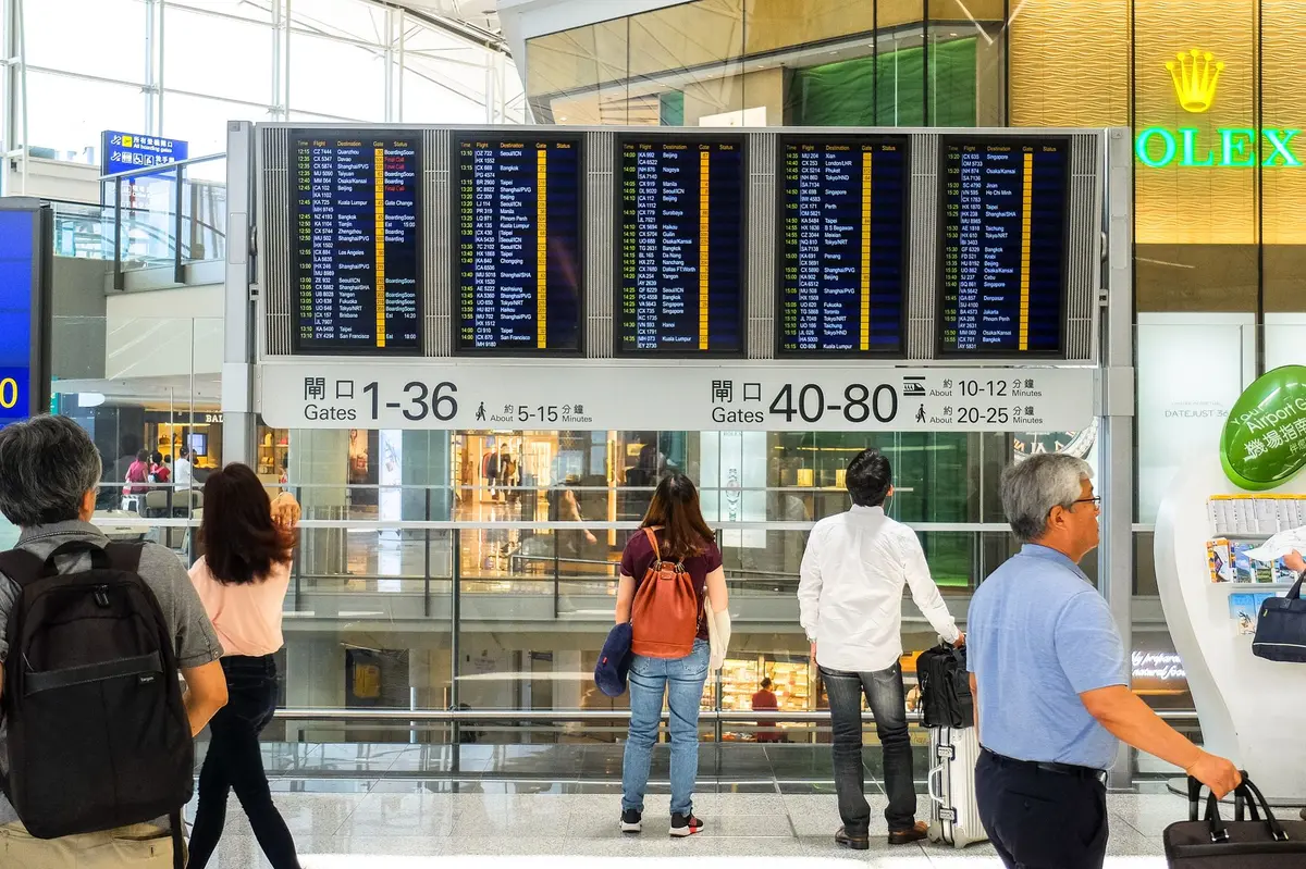 Panneau d'affichage des départs dans un terminal d'aéroport avec plusieurs liaisons
