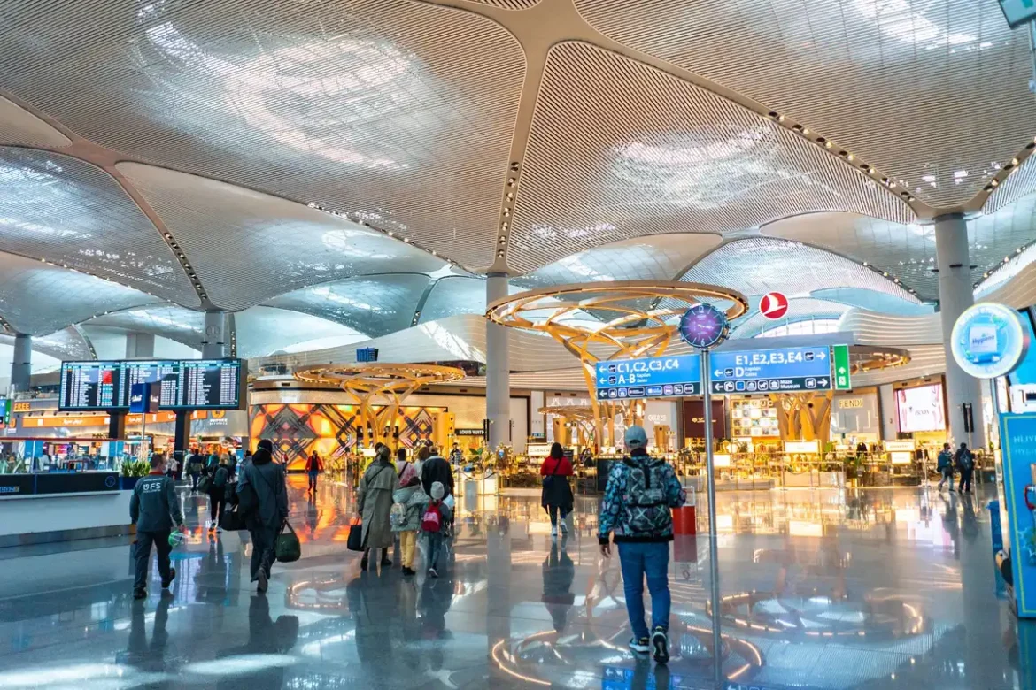 Passager seul dans un terminal d'aéroport moderne avec vue sur les pistes et les avions