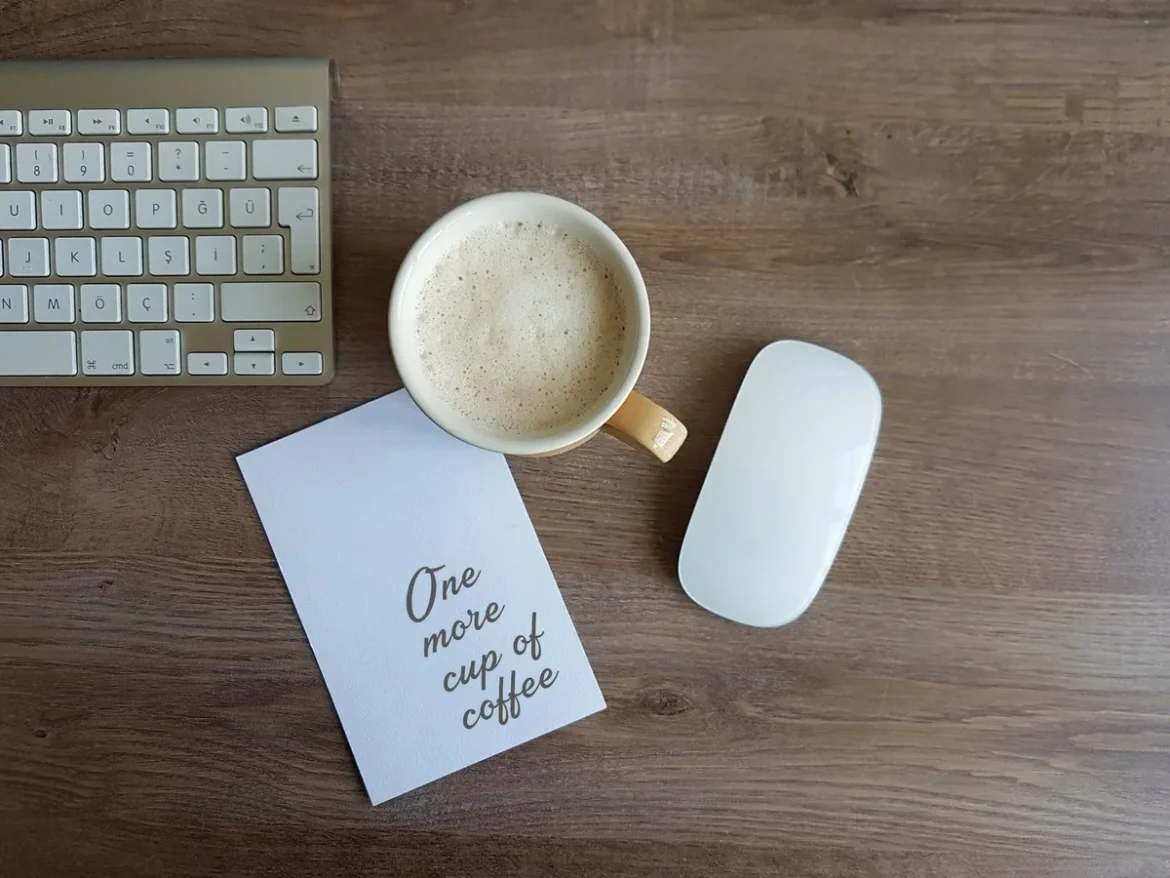 Tasse de café et carte de fidélité côte à côte symbolisant l'accumulation de récompenses