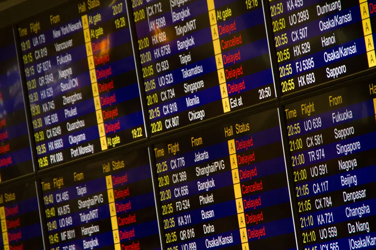 Tableau des départs d'un aéroport montrant des vols annulés et modifiés