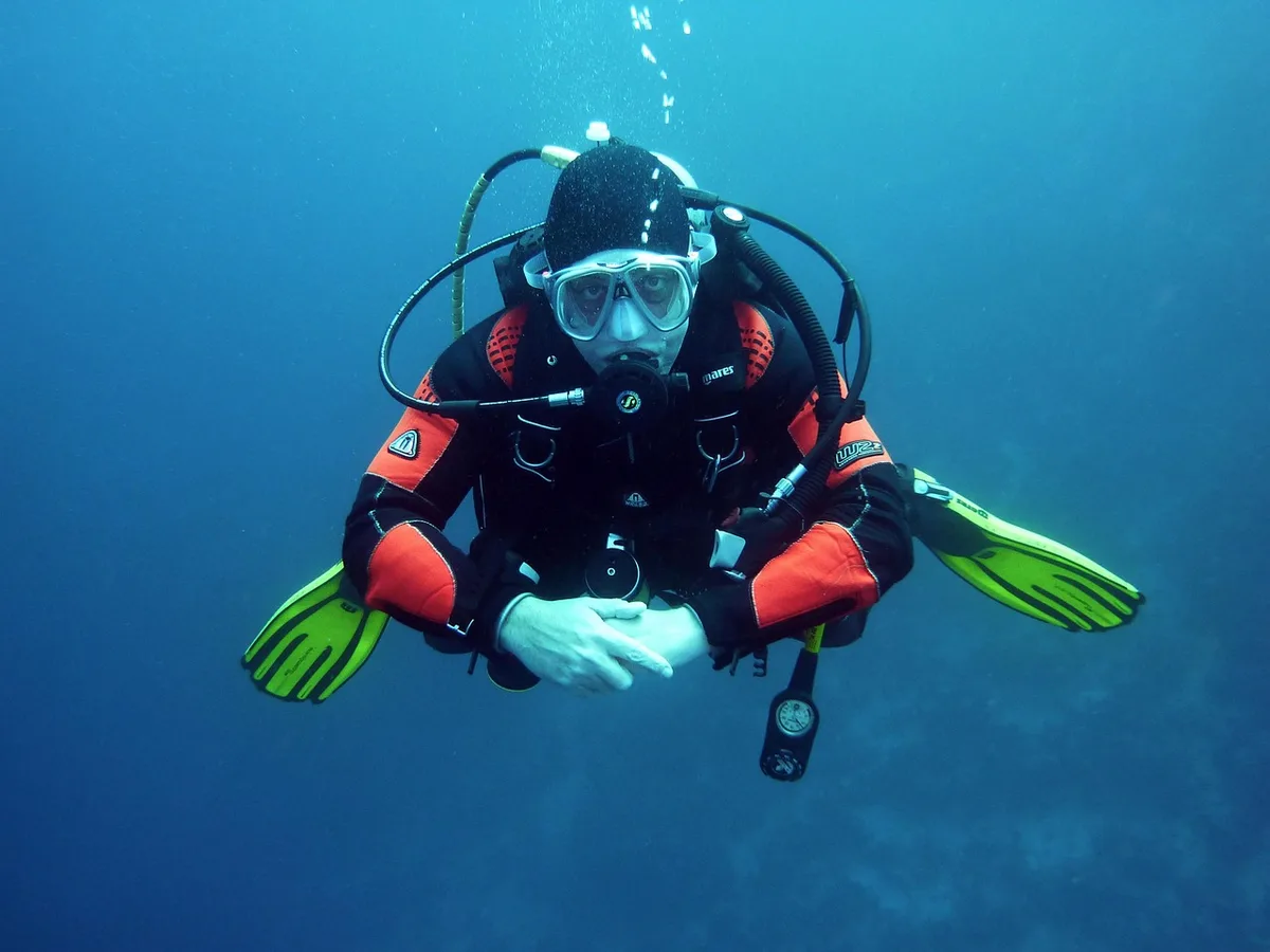Plongeur explorant un herbier marin en mer Égée avec poissons colorés