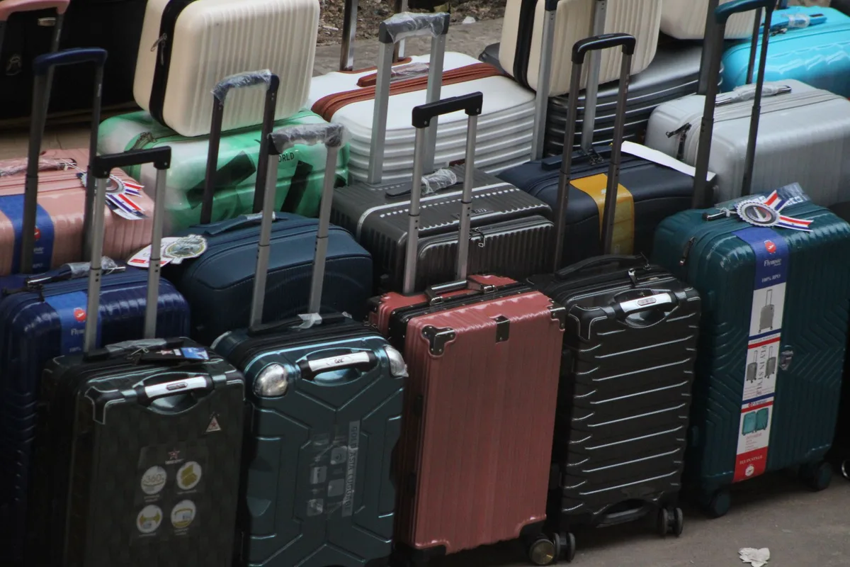 Valises colorées avec étiquettes distinctives sur le tapis roulant de livraison des bagages