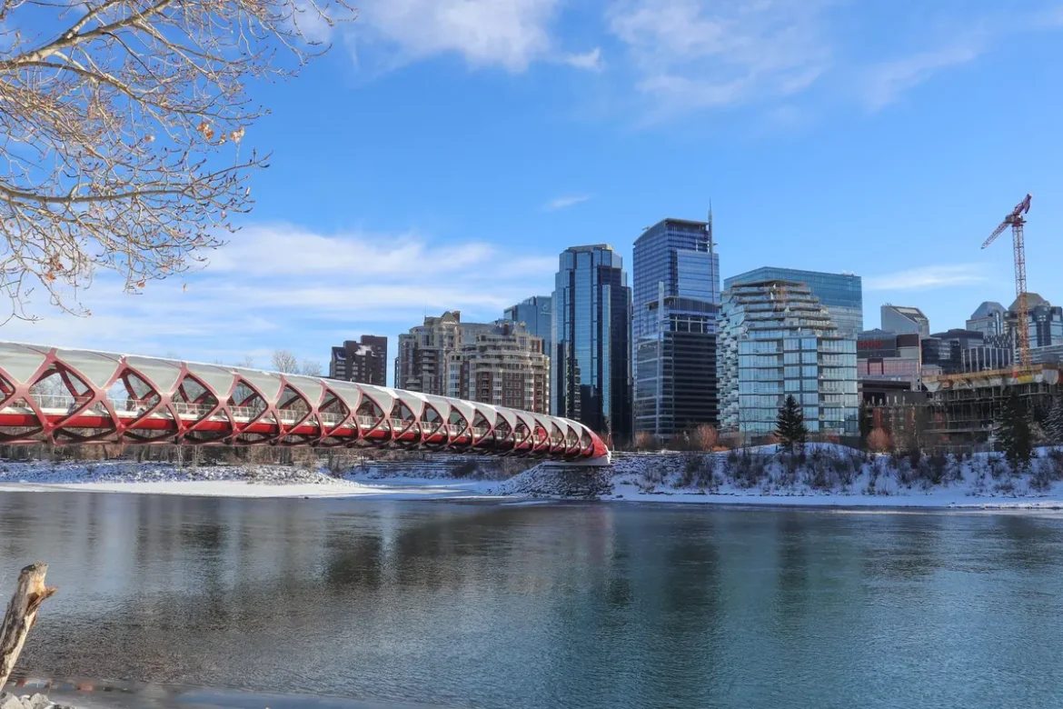 Skyline de Calgary au coucher de soleil avec la rivière Bow et les montagnes Rocheuses en arrière-plan