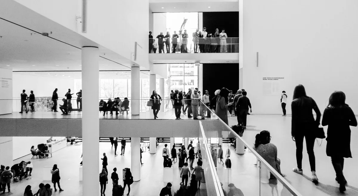 Intérieur d'un musée d'art contemporain avec galerie spacieuse et œuvres exposées