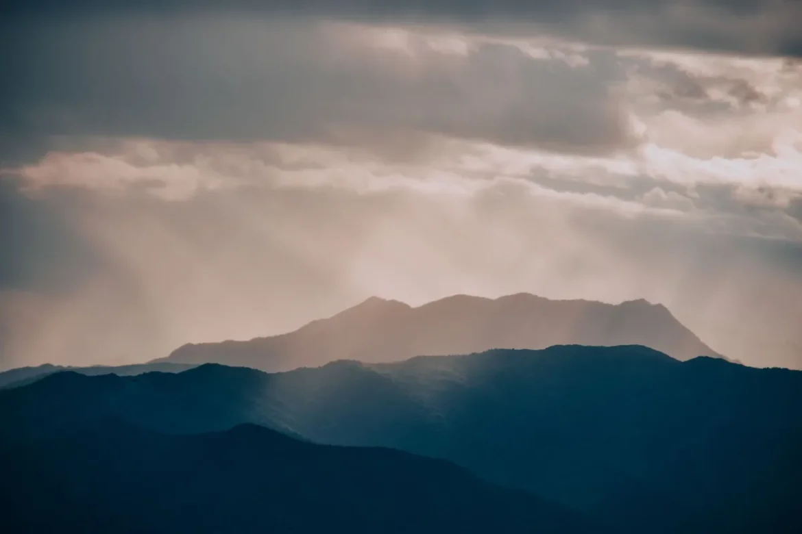 Vue panoramique de Denver avec chaîne de montagnes enneigées en arrière-plan au coucher du soleil