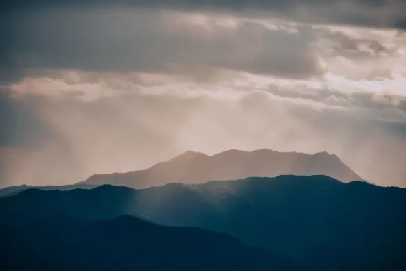 Vue panoramique de Denver avec chaîne de montagnes enneigées en arrière-plan au coucher du soleil