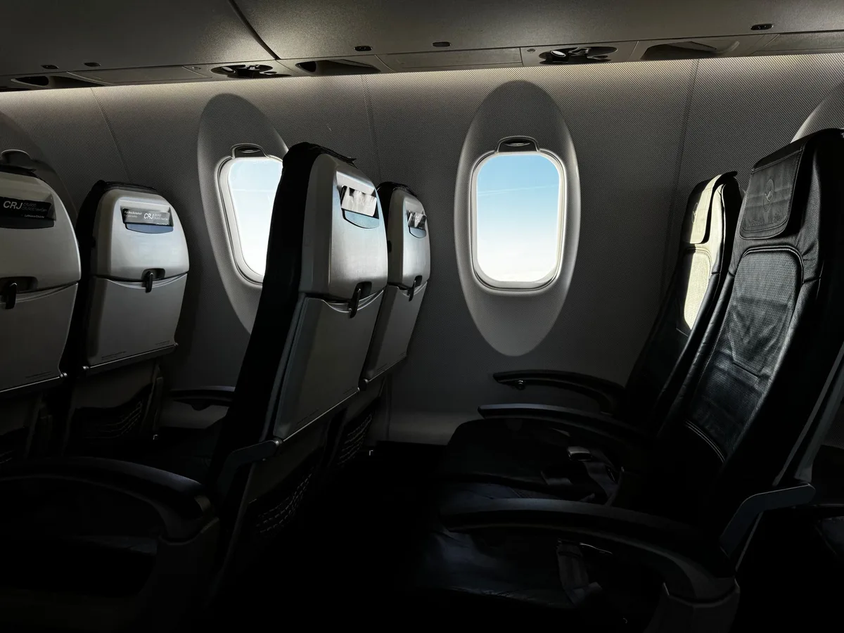 Sièges inclinables de première classe dans une cabine d'avion moderne