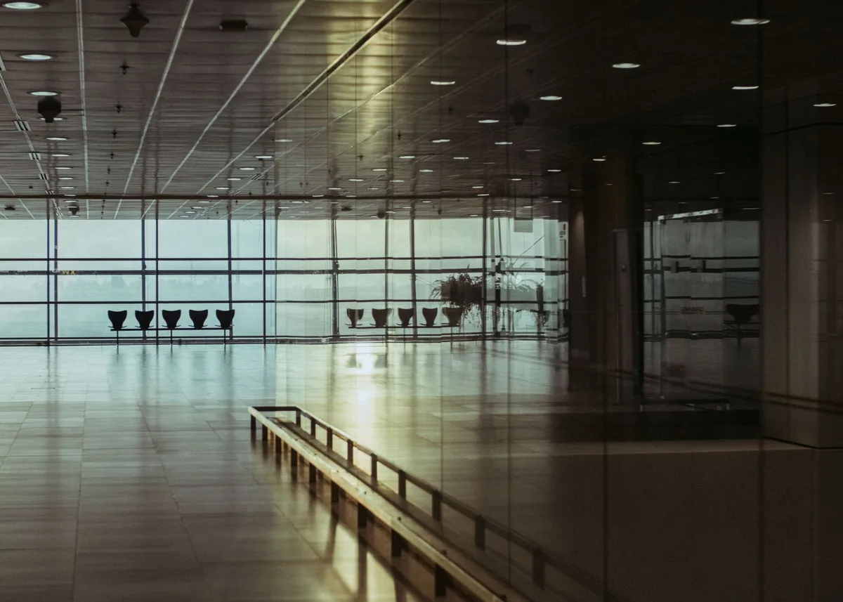 Terminal d'aéroport moderne avec grandes baies vitrées et architecture contemporaine