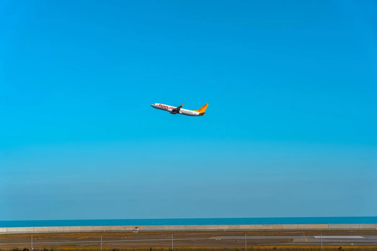 Avion décollant d'une piste d'aéroport avec ciel dégagé