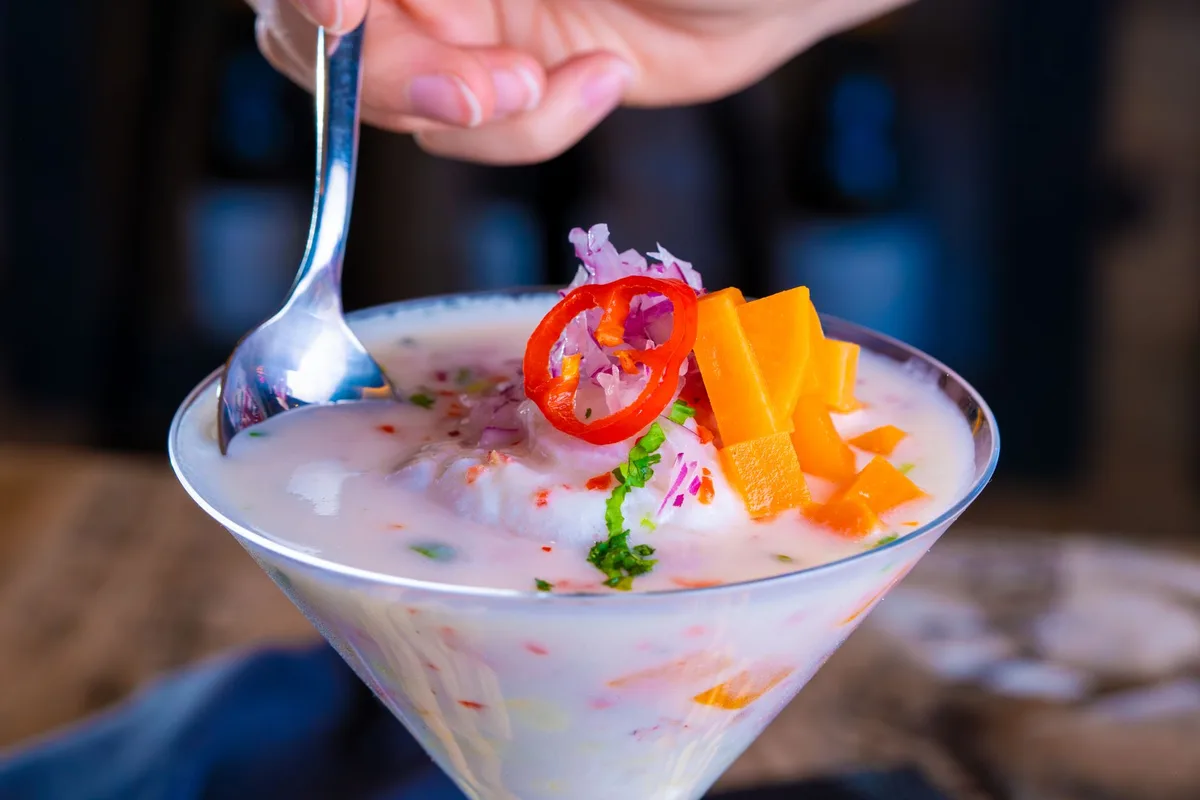Assiette de ceviche traditionnel péruvien garni de citron et herbes fraîches