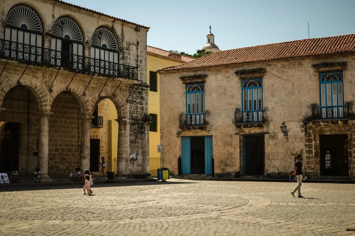 Place coloniale avec bâtiments historiques et églises baroques typiques du Pérou