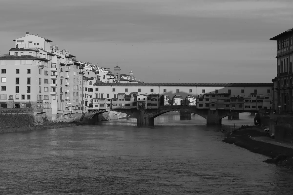 Vue du Pont Saint-Bénézet enjambant le Rhône avec la cité médiévale en arrière-plan