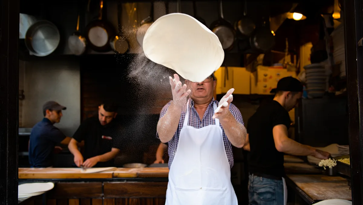 Quels sont les lieux incontournables pour manger à Naples? — La scène culinaire napolitaine se lit au fil des quartiers et des heures de la journée. Dans le centre historique, vous croisez des pizzerias mythiques et des osterie où la tradition