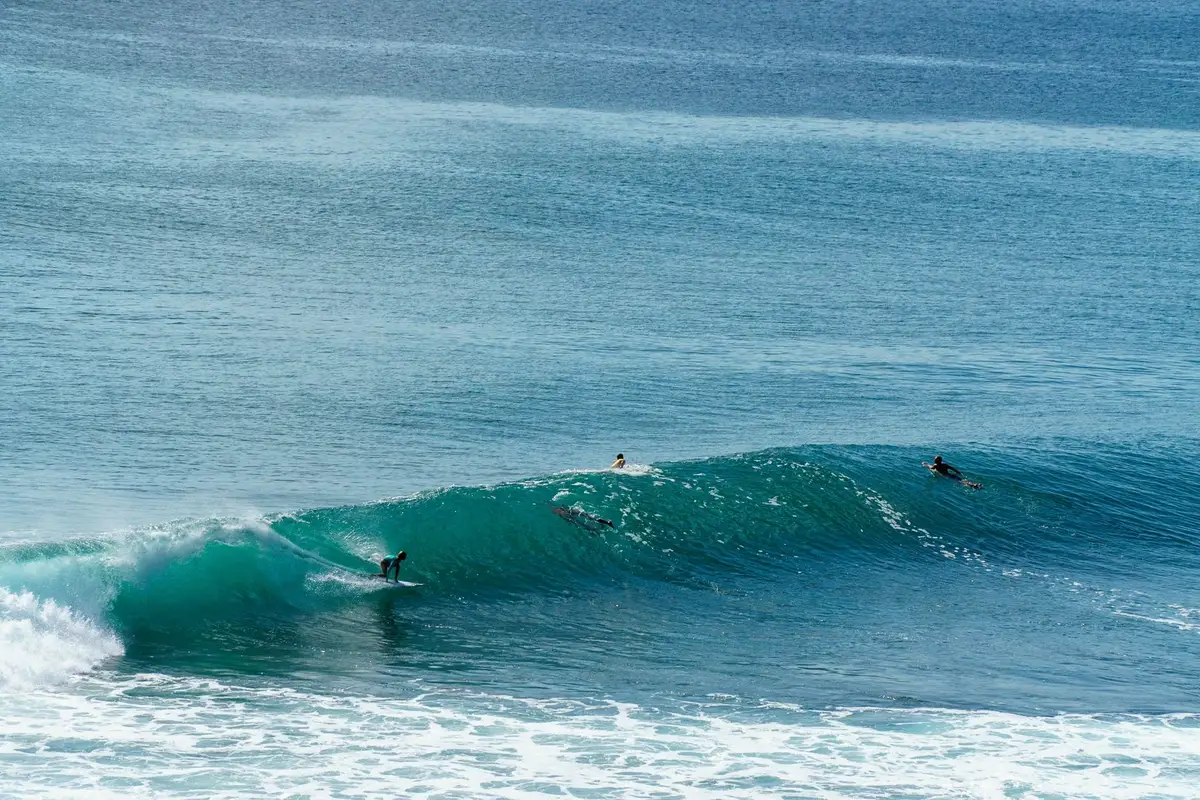 Vagues puissantes de la saison sèche avec conditions offshore parfaites en Indonésie