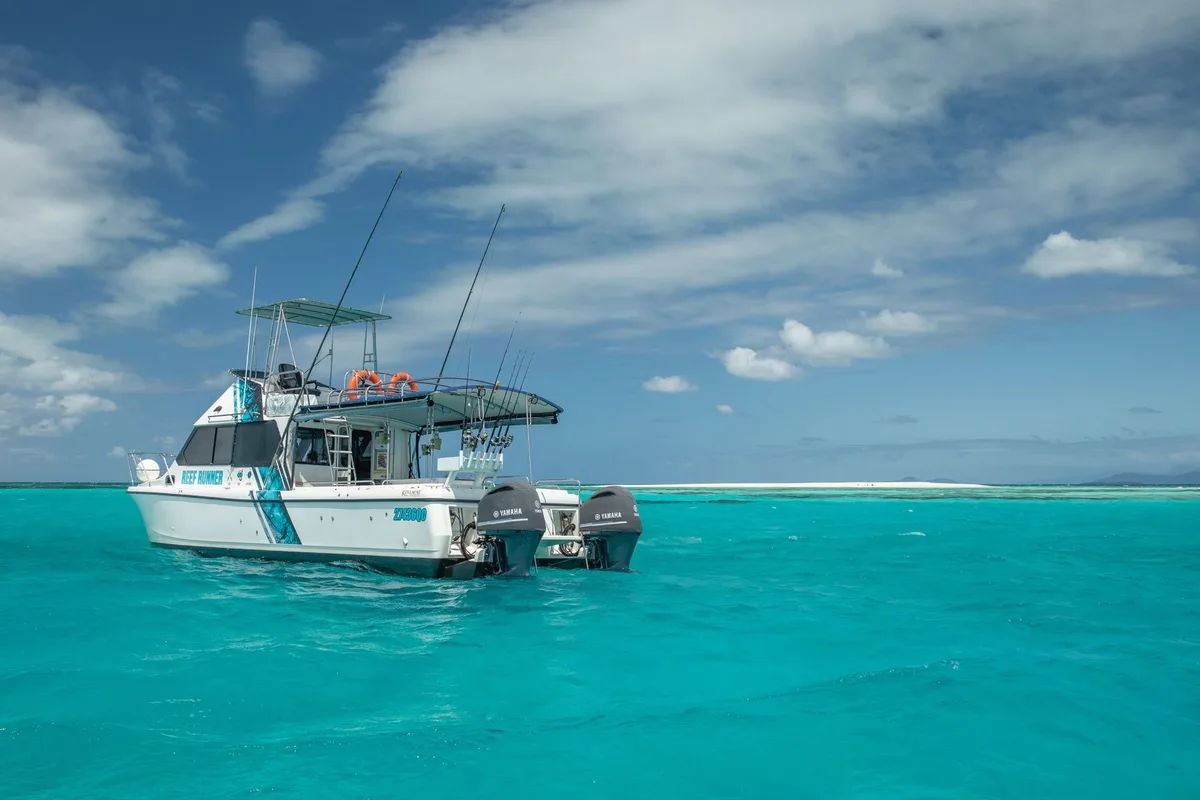 Îles Mentawai isolées accessibles uniquement en charter bateau depuis Sumatra