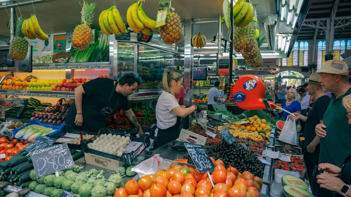 Étal du Mercado do Bolhão avec fruits, légumes et produits frais