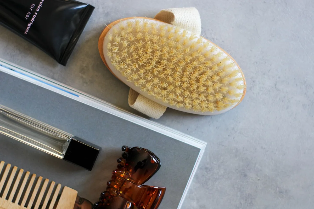 Brosse de voyage avec poignée ergonomique et picots arrondis