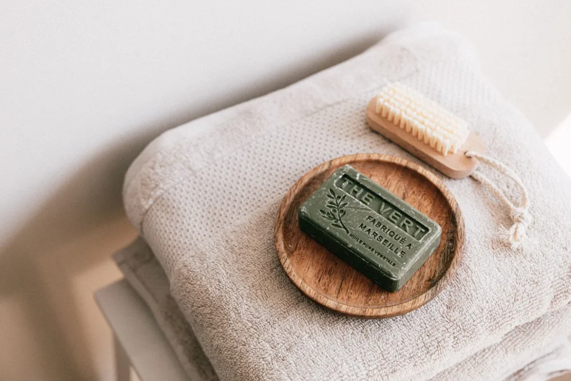 Brosse de voyage compacte et accessoires d'hygiène rangés dans une trousse de toilette