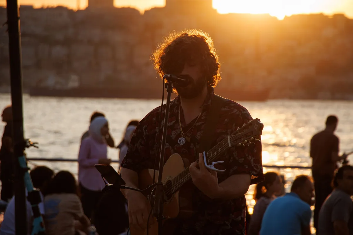 Concert en plein air en bord d'eau lors d'une soirée d'été à Boston