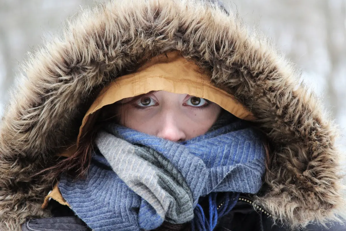 Vêtements d'hiver empilés : manteau, bonnet, gants et écharpe