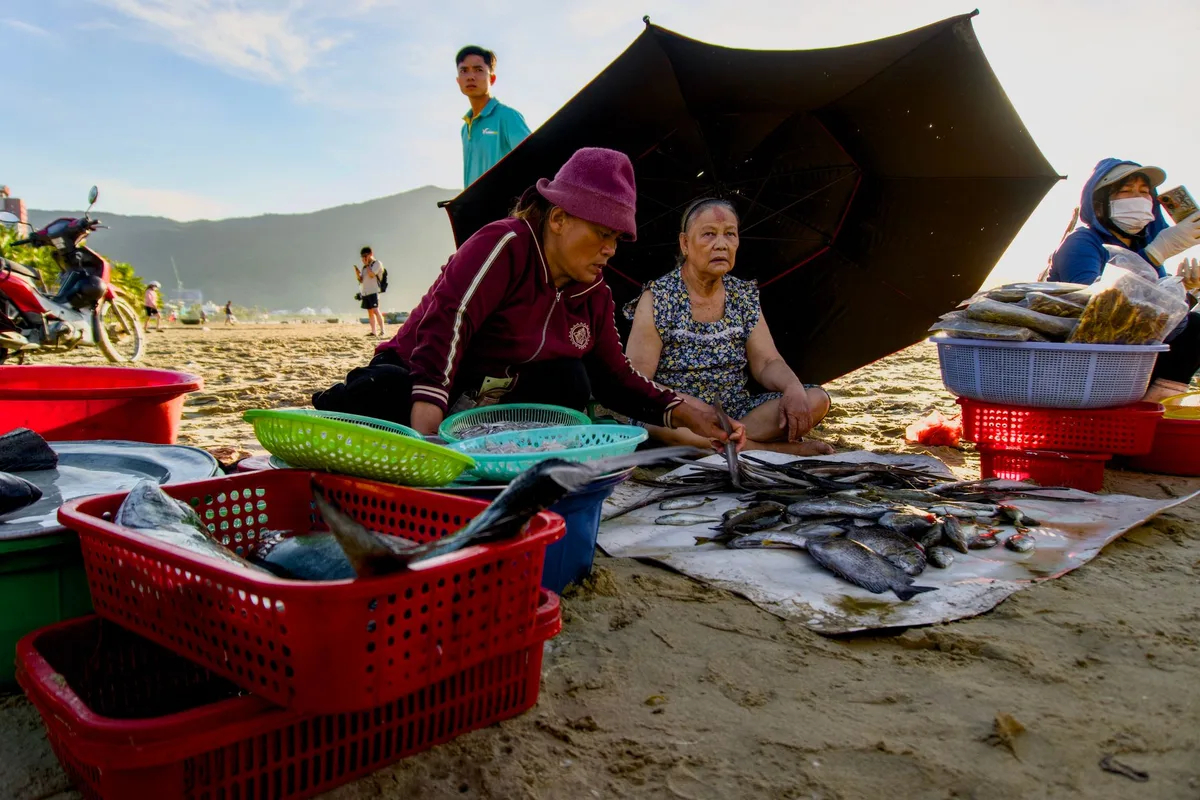 Marché de plage avec pêcheurs débarquant fruits de mer frais