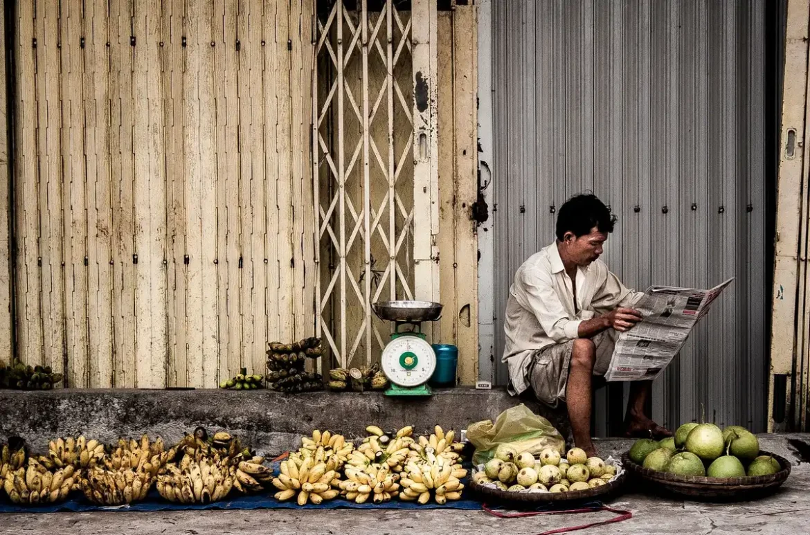 Marché vietnamien coloré avec étals de produits frais et vendeurs locaux