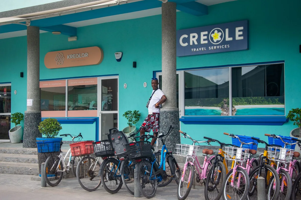 Vélos colorés stationnés près d'une plage tropicale pour la location
