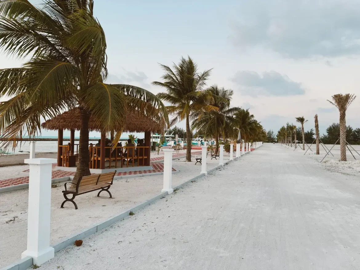 Cyclistes et piétons sur une piste sablonneuse tropicale sans voitures, îles Gili
