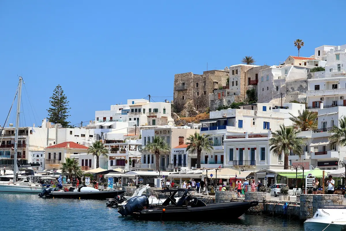 Vue aérienne d'une ville côtière portuaire avec brise marine et architecture historique