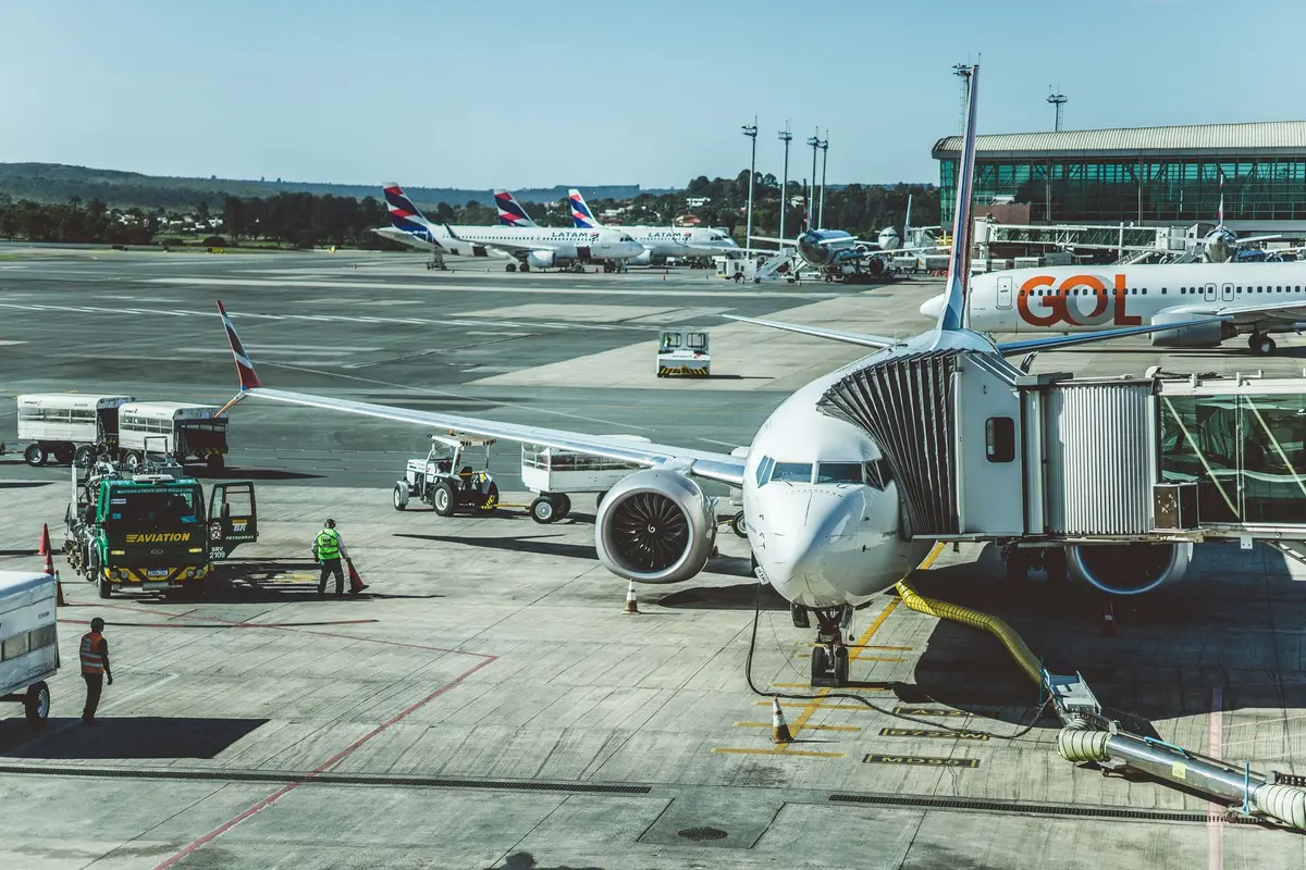 Tableau de bord affichant les statistiques de trafic aérien et les chiffres de passagers