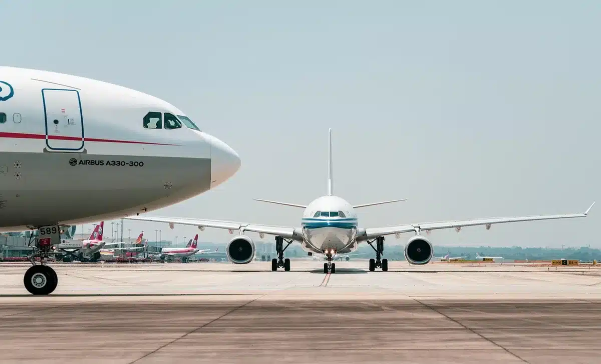 Panneaux et guichet d'aéroport symbolisant les coûts et la signalétique à changer
