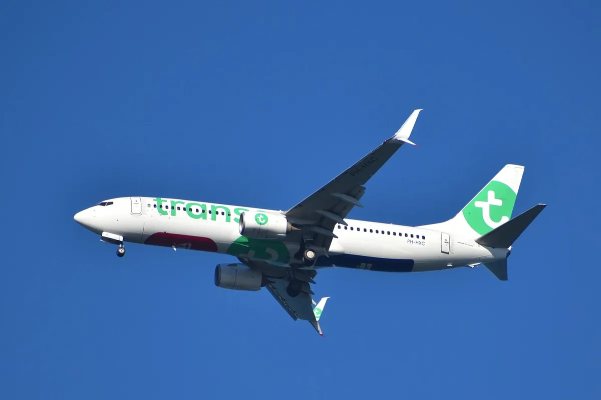 Avion d'une compagnie en phase d'intégration, stationné sur le tarmac