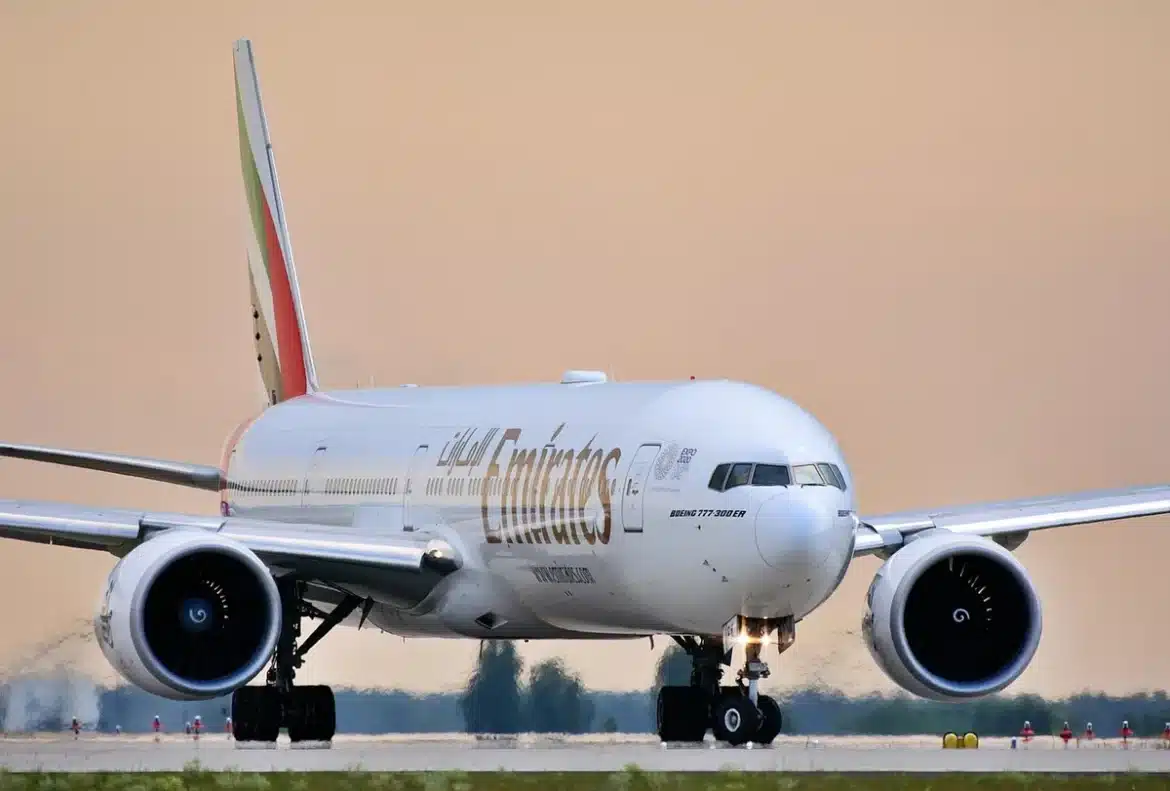 Siège premium inclinable dans une cabine d'avion moderne avec hublot et services à bord