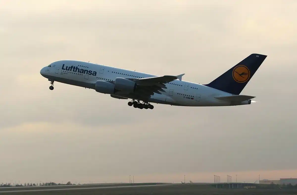 Avions au sol sur le tarmac et personnel au travail
