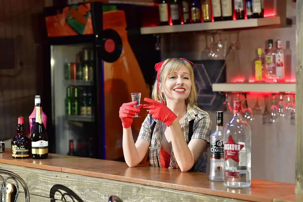 Comptoir de bar d'un restaurant avec tabourets et verres