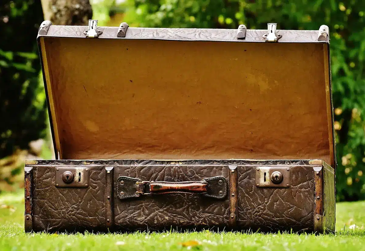 Chaussures et vêtements lourds positionnés aux bords et coins d'une valise