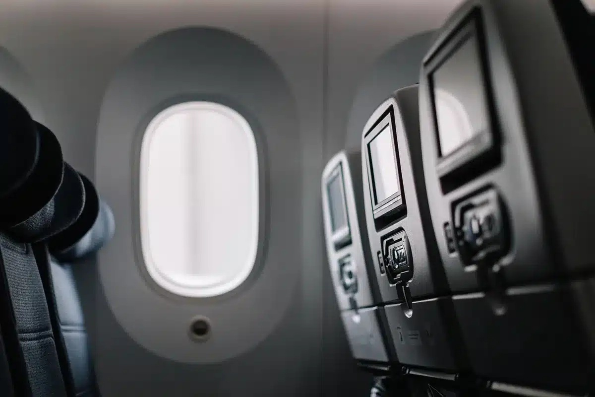 Passager parlant fort au téléphone dans une cabine d'avion, gênant les autres voyageurs