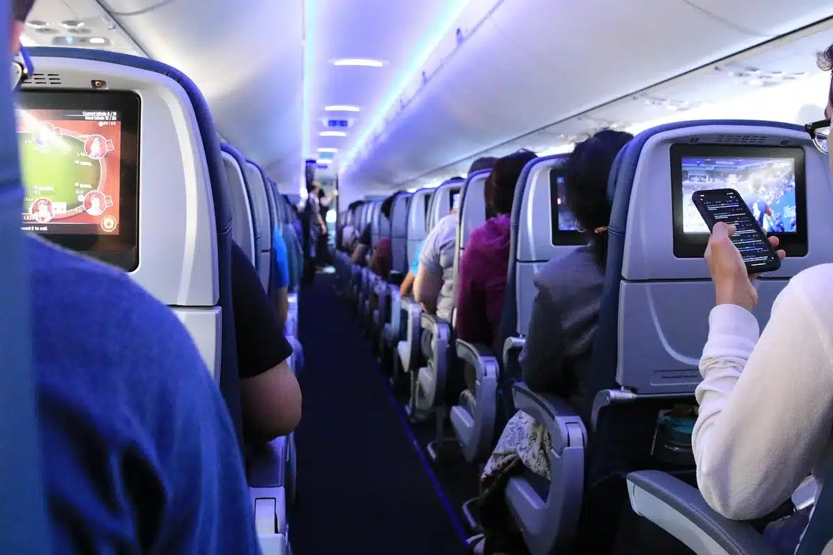 Siège d'avion en position inclinée dans la cabine économique