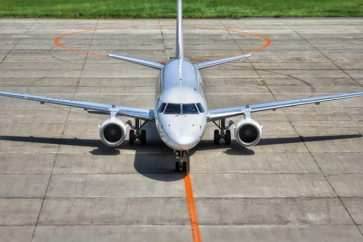 Intérieur d'une cabine d'avion avec rangées de sièges et passagers en économique