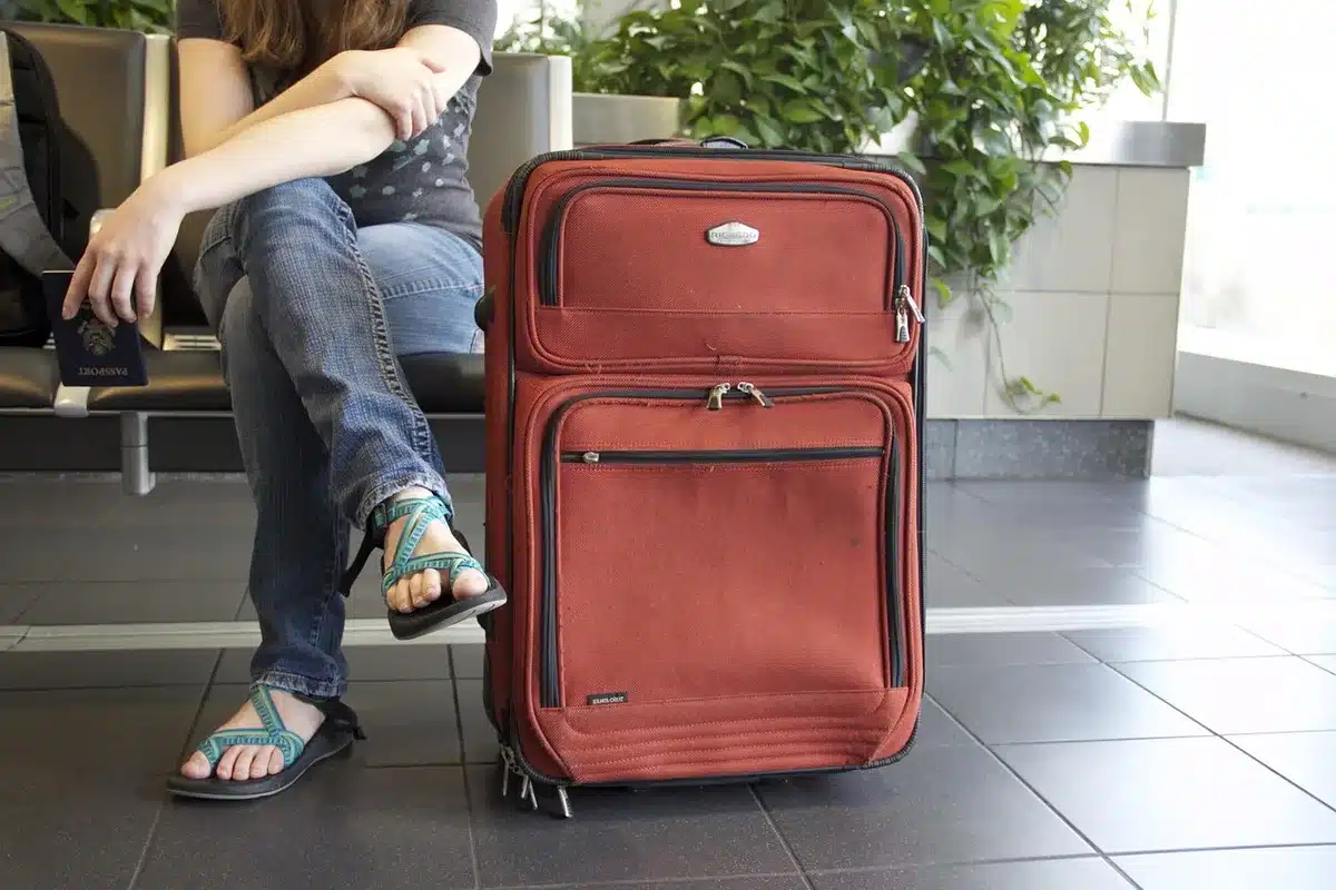 Passager discutant au comptoir de la compagnie pour un réacheminement