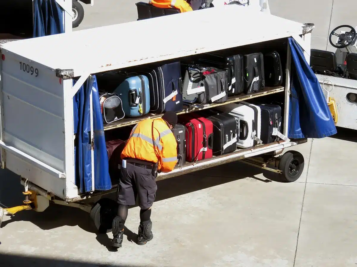 Écran des départs en aéroport affichant vols annulés ou modifiés