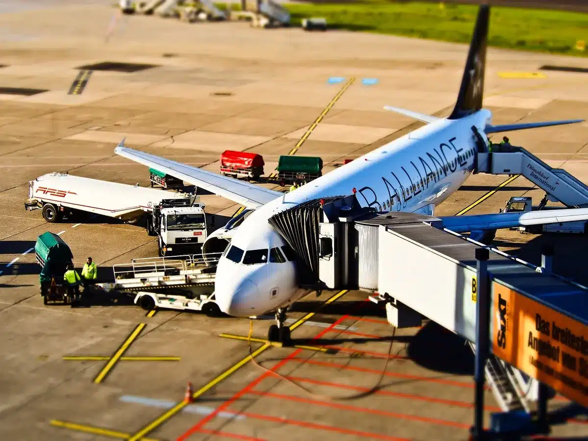Passagers utilisant miles et points de fidélité pour améliorer leur voyage