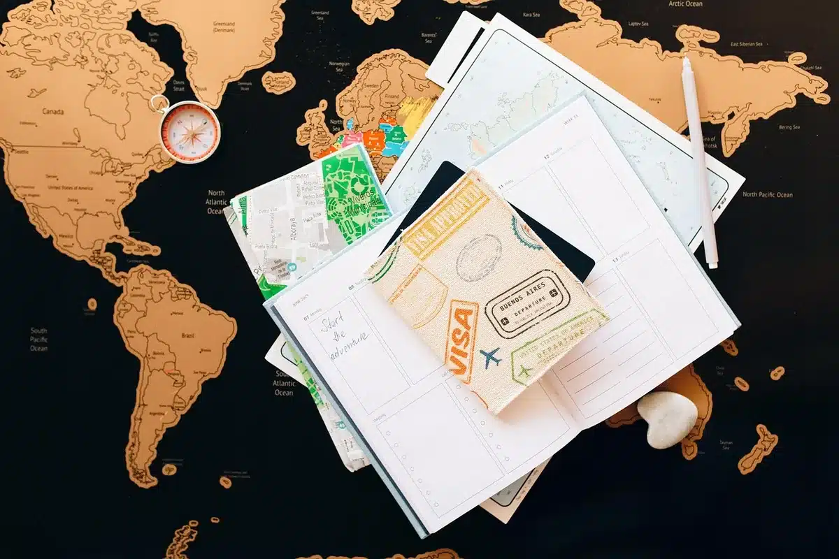 Planification d'une escapade urbaine avec cartes, agenda et guide de voyage sur une table