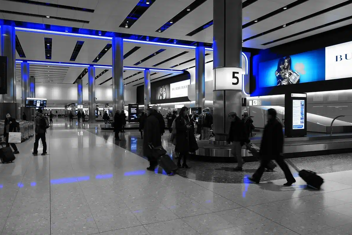 Intérieur de l'aéroport d'Orlando avec passagers et panneaux d'information en journée