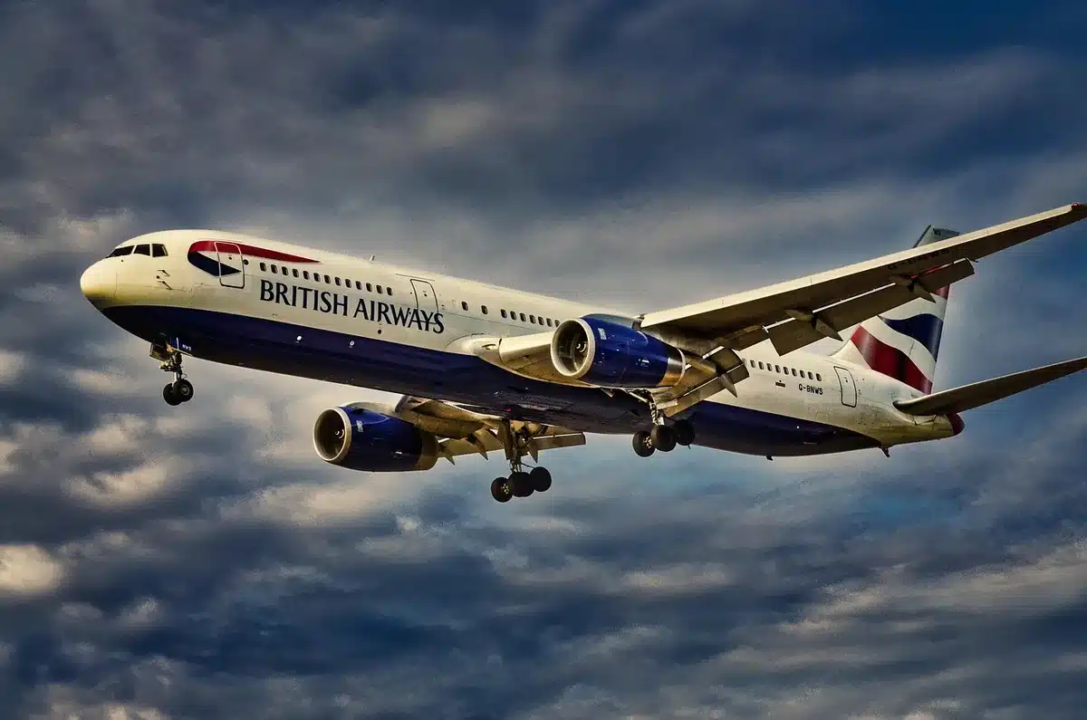 Passagers montant la passerelle d'embarquement pour une compagnie low cost en plein jour